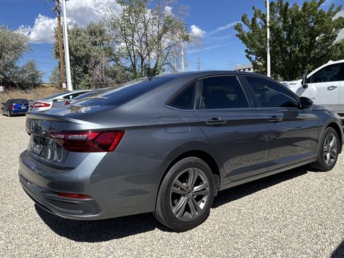 Used 2023 Volkswagen Jetta SE FWD image 3