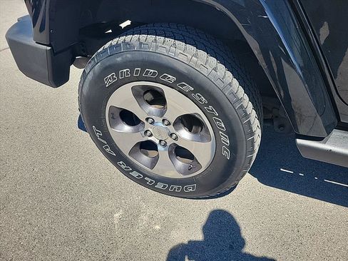 Used 2018 Jeep Wrangler Unlimited Sahara AWD/4WD image 27