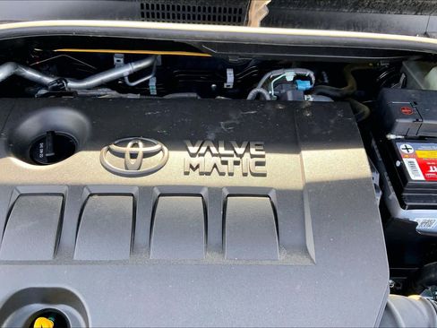 Used 2020 Toyota C-HR LE FWD image 32