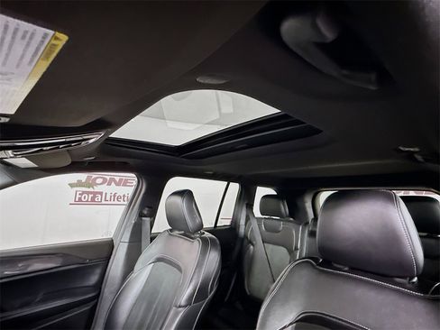 Used 2023 Jeep Grand Cherokee Altitude image 11