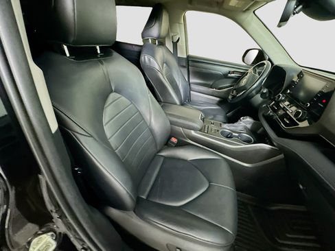 Used 2020 Toyota Highlander XLE FWD image 34