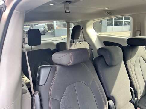 Used 2017 Chrysler Pacifica Touring FWD image 11