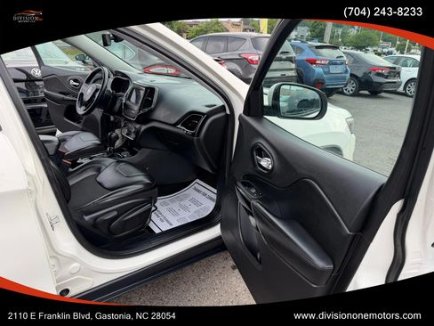 Used 2019 Jeep Cherokee Latitude Plus FWD image 17