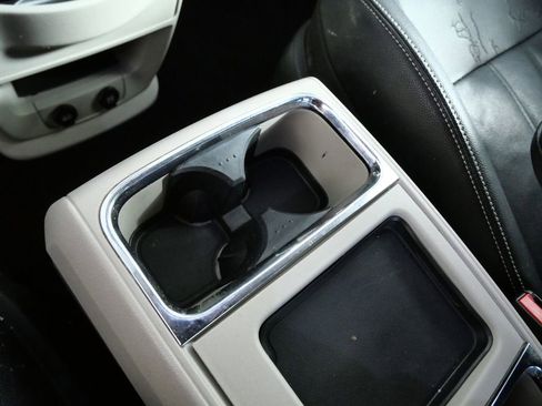 Used 2013 Chrysler Town & Country Touring image 22