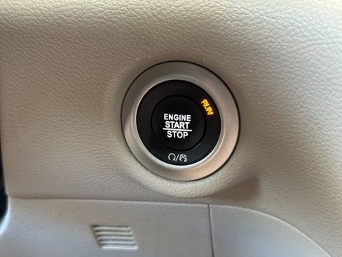 Used 2023 Chrysler Pacifica Touring-L FWD image 22