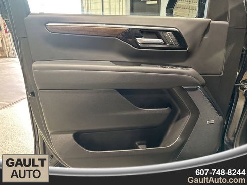 Used 2025 Chevrolet Suburban High Country image 12