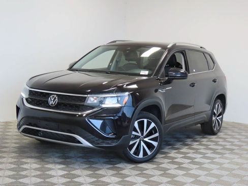 Used 2024 Volkswagen Taos SE FWD image 1