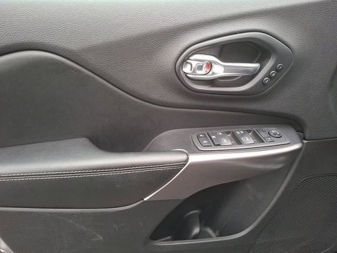 Used 2019 Jeep Cherokee Limited image 8