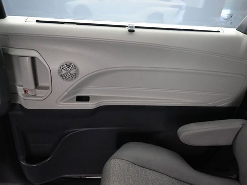 Used 2021 Toyota Sienna LE image 33