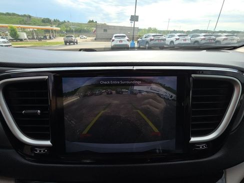 Used 2023 Chrysler Pacifica Touring-L FWD image 22