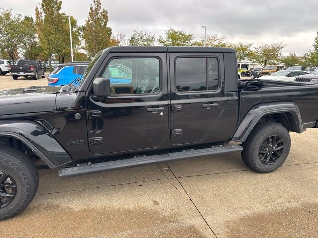 Used 2023 Jeep Gladiator Sport AWD/4WD image 3