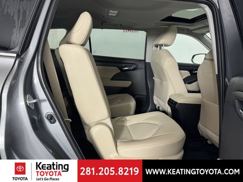 Used 2025 Toyota Highlander XLE AWD/4WD image 18