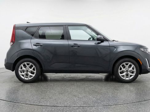 Used 2025 Kia Soul LX w/ LX Technology Package FWD image 9