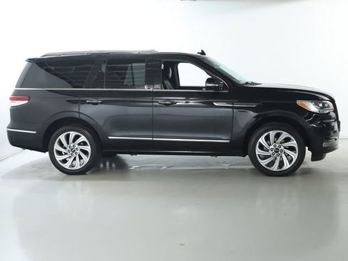 Used 2024 Lincoln Navigator Reserve image 11