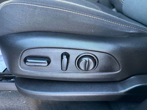 Used 2020 Chevrolet Traverse LT image 21