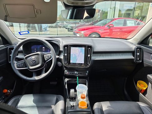 Used 2024 Volvo XC40 B5 Core AWD/4WD image 2