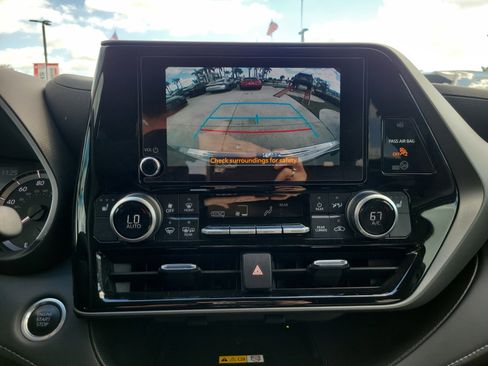 Used 2024 Toyota Highlander LE image 27