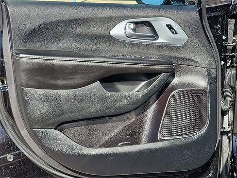 New 2026 Chrysler Pacifica Limited w/ Uconnect Theater Family Group image 11