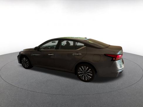 Used 2025 Nissan Altima 2.5 SV FWD image 9