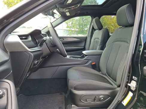 New 2025 Jeep Grand Cherokee Laredo X w/ Luxury Tech Group I image 11