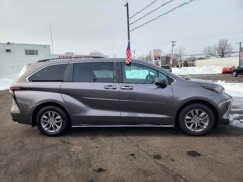 Used 2023 Toyota Sienna XLE image 8