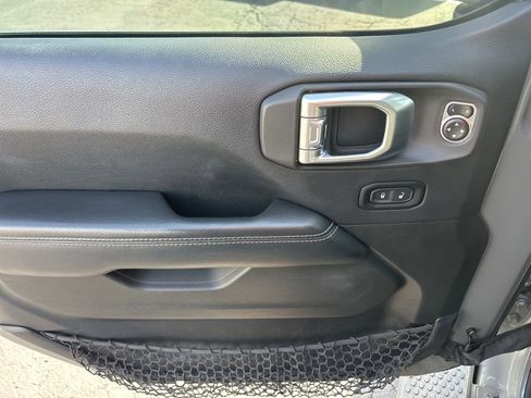 Used 2018 Jeep Wrangler Unlimited Sahara image 14