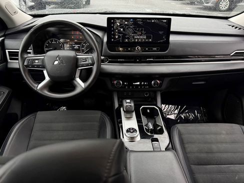 Used 2025 Mitsubishi Outlander SE image 17