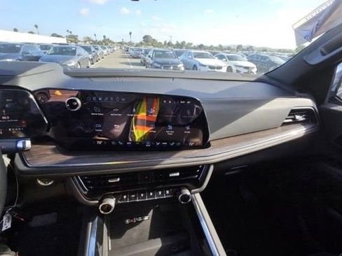 Used 2025 Chevrolet Suburban Premier AWD/4WD image 5