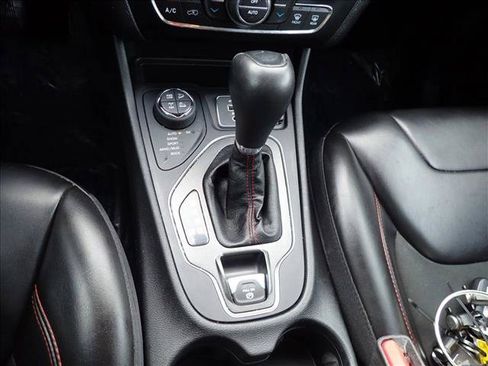 Used 2020 Jeep Cherokee Trailhawk w/ Cold Weather Group AWD/4WD image 21