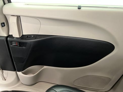Used 2021 Chrysler Pacifica Touring-L FWD image 32