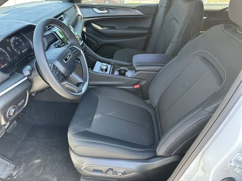 New 2025 Jeep Grand Cherokee L Laredo image 11