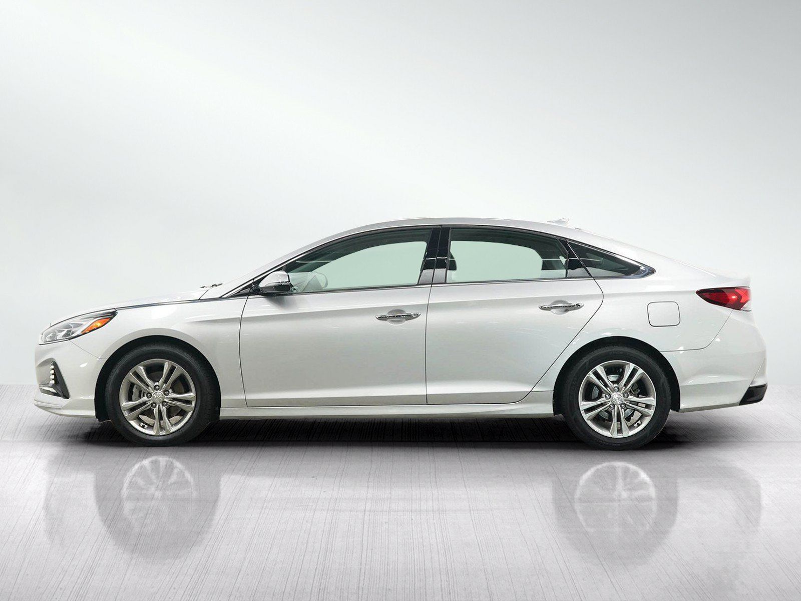 Used 2018 Hyundai Sonata Limited w/ Cargo Package FWD image 2