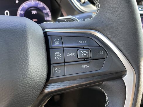 Certified 2025 Jeep Grand Cherokee Laredo X image 15