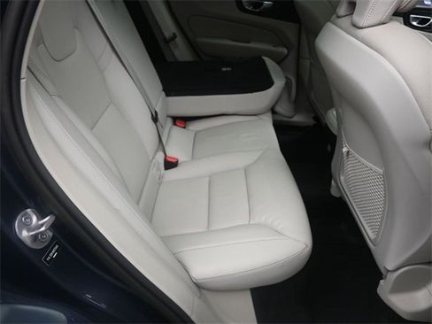 Used 2022 Volvo XC60 B5 Momentum w/ Climate Package image 28