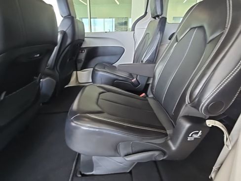 Used 2024 Chrysler Pacifica Touring-L FWD image 19