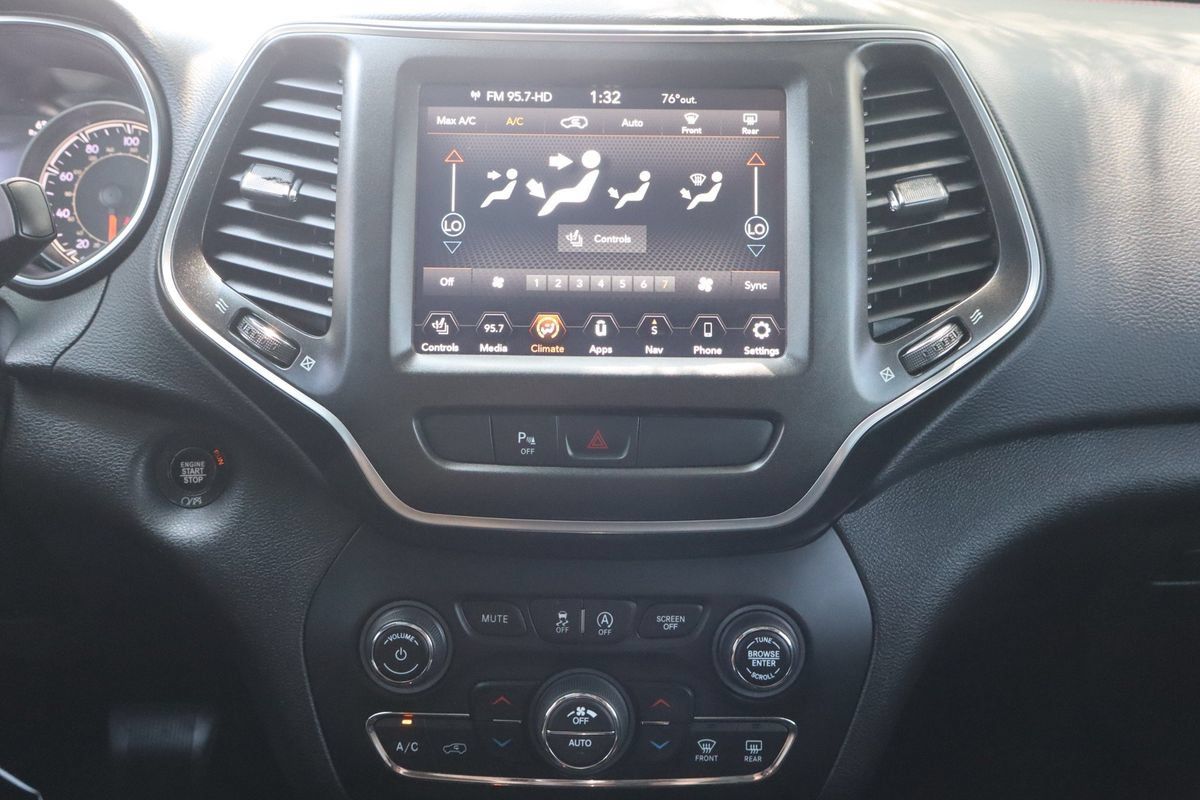 Used 2020 Jeep Cherokee Trailhawk w/ Comfort/Convenience Group AWD/4WD image 35