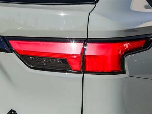 Used 2025 Toyota Sequoia Platinum image 8