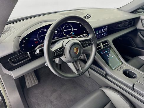 Used 2022 Porsche Taycan image 4