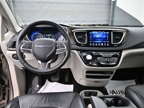 Used 2017 Chrysler Pacifica Touring-L FWD image 13