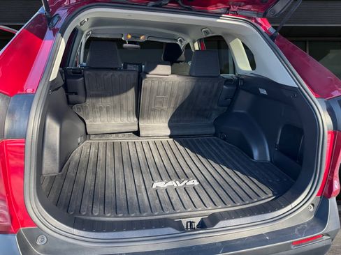 Used 2021 Toyota RAV4 LE image 9