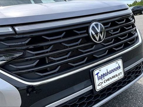 Used 2024 Volkswagen Atlas Cross Sport SE FWD image 32