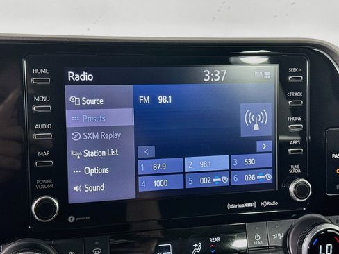 Used 2021 Toyota Highlander XLE FWD image 21