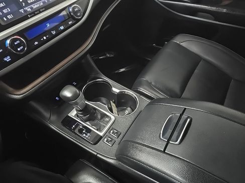Used 2019 Toyota Highlander XLE AWD/4WD image 27