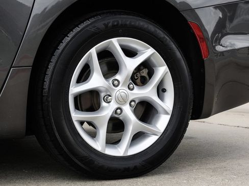 Used 2018 Chrysler Pacifica Touring-L Plus w/ Advanced Safetytec Group FWD image 60