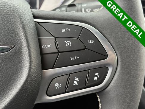 Used 2025 Chrysler Pacifica Select image 18