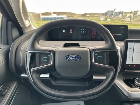 Used 2025 Ford Expedition Max Platinum AWD/4WD image 12