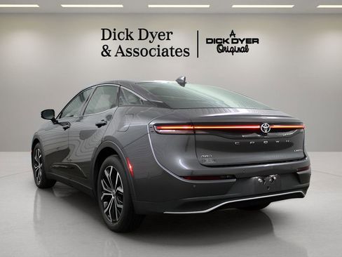 Used 2023 Toyota Crown Limited image 4