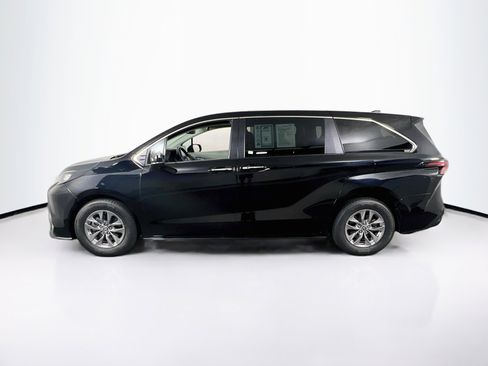 Used 2023 Toyota Sienna XLE FWD image 8
