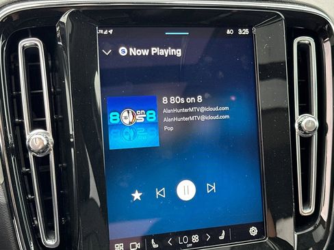 Used 2025 Volvo XC40 B5 Plus image 18