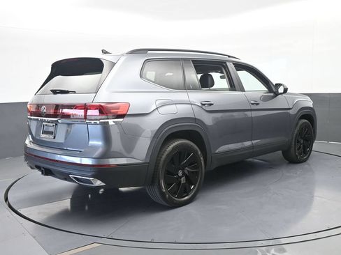 Used 2024 Volkswagen Atlas SE w/ Panoramic Sunroof Package FWD image 6
